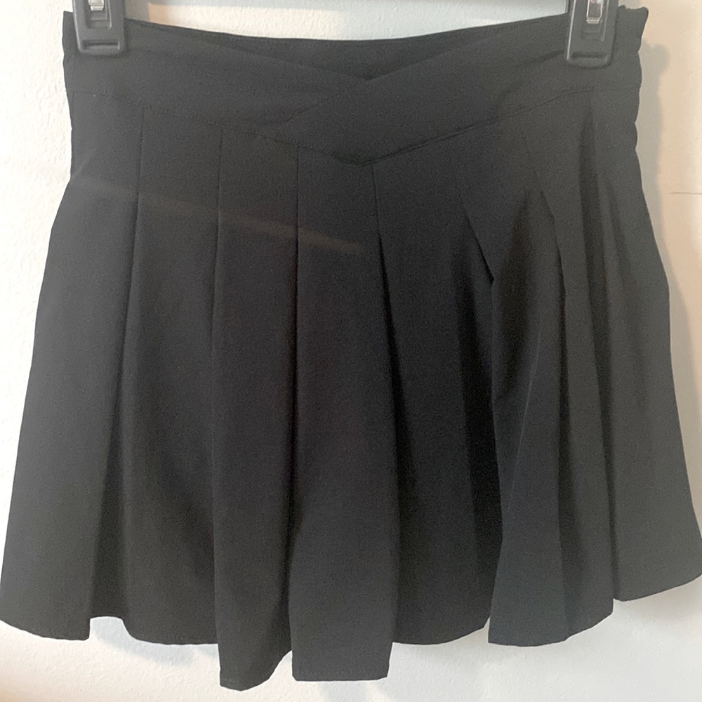 Women’s pleated black tennis skirt